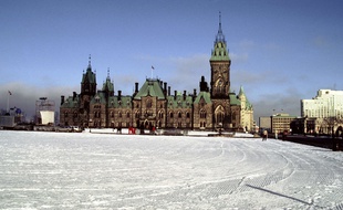 Le Parlement canadien sous la neige à Ottawa. (illustration)