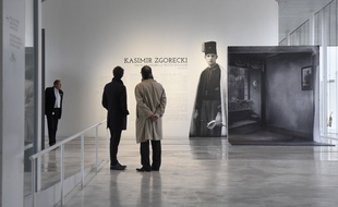 L'entrée de l'exposition photographique sur les polonais du Nord, au Louvre-Lens.