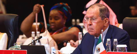 Le ministre russe des Affaires étrangères Sergueï Lavrov pas vraiment dans son assiette au sommet du G20 à Bali le 8 juillet 2022. 