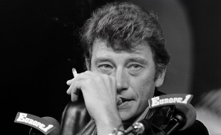 Johnny Hallyday alors qu'il participe à une émission de radio dans les studios d'Europe 1 à Paris le 1 novembre 1983