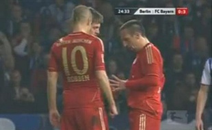 Franck Ribery et Tony Kroos jouent à pierre papier ciseaux.