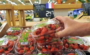 La consommation des ménages français a de nouveau décroché en avril, plombée par la hausse des prix et la stagnation du pouvoir d'achat des salariés, un mauvais augure pour la croissance au deuxième trimestre, après les chiffres meilleurs que prévu du premier.