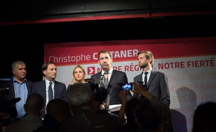 Ladislas Polski, Cécile Muschotti et Christophe Pierrel entourant Christophe Castaner le soir du premier tour des régionales.