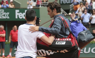 Roger Federer à Roland Garros avec un fan qui a pénétré sur le court, le 24 mai 2015