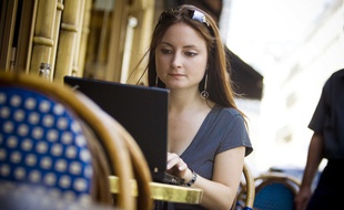 Une jeune femme qui surfe sur le web à Paris.