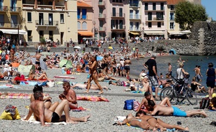Des touristes sur la plage de Collioure