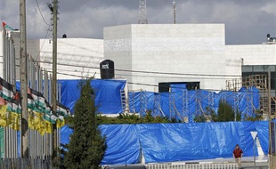 Des baches en plastique dissimulent le mausolée abritant la dépouille de Yasser Arafat, exhumée le 27 novembre 2012.