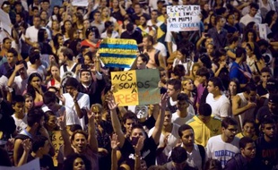 Environ 2.000 habitants des favelas de Vidigal et de la Rocinha, la plus grande de la ville, ont marché jusqu'au quartier ultra-chic de Leblon, où réside le gouverneur de Rio. Ils ont manifesté pacifiquement pour réclamer plus d'éducation notamment.