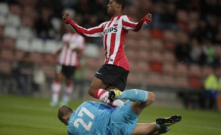 Le gardien de l'AIK Solna, Ivan Turina (au sol) lors d'un match d'Europa Ligue contre le PSV Eindhoven à Eindhoven le 25 octobre 2012.