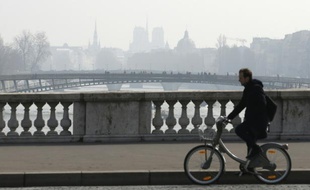 Un homme à vélo sur le pont de la Concorde à Paris, lors d'un pic de pollution le 18 mars 2016
