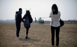 Sur des terrains agricoles en partie transformés en piste d'atterrissage sont alignés des hélicoptères et des petits avions rutilants, qui valent des millions de dollars: Pékin compte désormais son premier "supermarché" destiné aux super riches qui veulent voler.