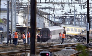 Des secouristes le 12 juillet 2013 dans la gare de Brétigny-sur-Orge après l'accident de train