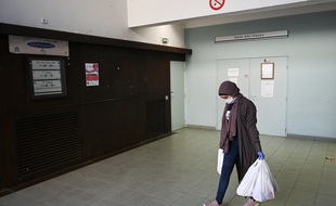 Une étudiante apporte des sacs d'aide alimentaire dans une résidence universitaire de Marseille, en novembre 2020