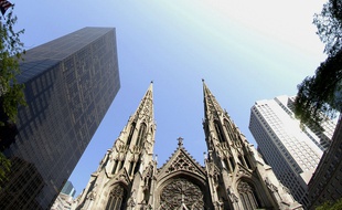 Un homme a été arrêté mercredi 17 avril 2019 à New York, alors qu’il tentait de pénétrer dans la célèbre cathédrale Saint-Patrick avec deux bidons d'essence.