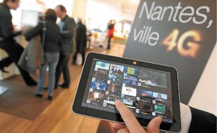 La 4G permet, par exemple,de regarder la télévision en haute définition, sur sa tablette, depuis une terrasse de café.