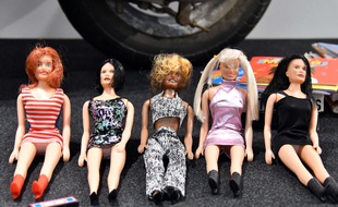 L'exposition Spice Up à Londres le 27 juillet 2018 montre des tenues et objets évoquant les Spice Girls