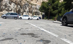 Des dizaines de capsules jonchent le sol du parking de la plage de Corbières à Marseille.