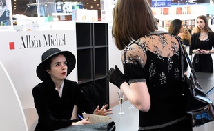 Amélie Nothomb au Salon du livre en mars 2015 à Paris.