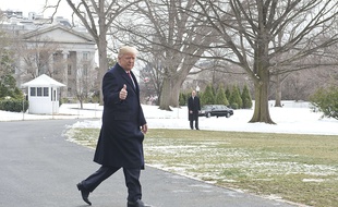 Donald Trump devant la Maison Blanche, le 15 mars 2017.