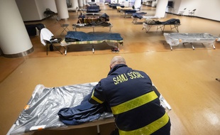 Un centre d'hébergement pour sans-abris au Palais des festivals et des congrès de Cannes, le 24 avril.