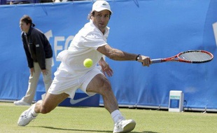 Le tennisman français Fabrice Santoro lors de son premier tour à Wimbledon contre Nicolas Kiefer, le 19 juin 2009.