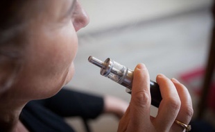 Une femme en train de vapoter. (illustration)