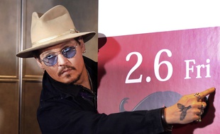 Johnny Depp pose pour les photographes à Tokyo, le 28 janvier 2015.