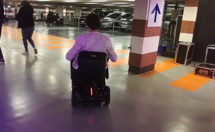 Un essai du fauteuil électrique Indigo weel dans le parking du Capitole à Toulouse.