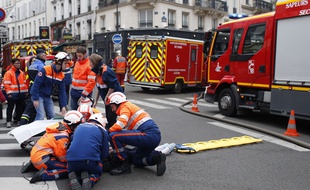 Interventions des pompiers et des secours après l'explosion d'un immeuble à cause d'une fuite de gaz dans le 9e arrondissement de Paris, le 12 janvier 2019.
