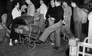 Des gens patientent dans une gare à Paris s'apprêtant à partir en vacances, pendant l'été 1936, grâce aux deux semaines de congés payés obtenus par les salariés.
