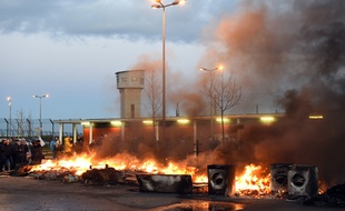 Les surveillants de la prison de Vendin-le-Vieil bloquent l'entrée de l'établissement.