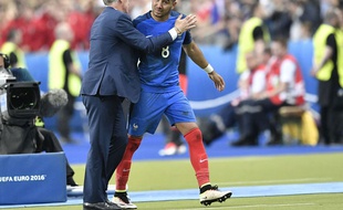 Payet félicité par Deschamps à sa sortie.