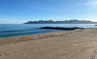 Les plages du boulevard du Midi, à Cannes, vides pendant le confinement