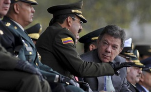 Le président colombien Juan Manuel Santos (D) et le directeur général de la police Rodolfo Palomino le 14 novembre 2014 à Bogota