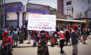 Une manifestante dans les rues de Lomé, le 5 octobre 2017.