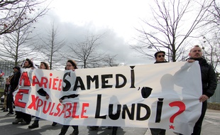Une petite centaine de personnes s'est rassemblée mercredi en soutien à Inès, une étudiante d'origine tunisienne menacée d'expulsion.