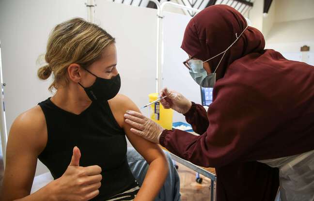 Vaccination au Royaume-Uni : Après deux doses, on a trois fois moins de chances d'être positifs, affirme une étude