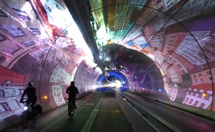 Les cyclistes et piétons lyonnais découvrent chaque jour les étonnantes images de l'agence Skertzò, au cœur du tunnel mode doux de la Croix-Rousse. - J.Laugier / 20 Minutes