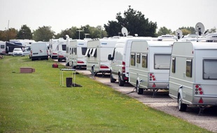 Illustration d'un camp de gens du voyage.