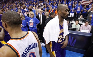 Kobe Bryant, des Los Angeles Lakers (à droite), croise le joueur du Thunder Russel Westbrook, le 22 mai 2012, à Oklahoma.