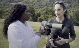Fatou Guinéa découvre la réserve sauvage avec Madline Rubin, directrice de l'association pour la protection des animaux sauvages, Brut.