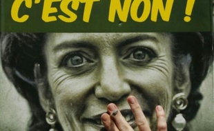 Une affiche de la ministre de la Santé, Marisol Touraine, avec comme inscription " Paquet neutre, hausse des prix du tabac: C'est non!" est brandie lors d'une manifestation de buralistes, le 22 juillet 2015 à Paris