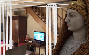 Un dispositif numérique en réalité augmentée de l'exposition Pompéi au Grand Palais permet de faire apparaître une statue antique de Livie dans son salon (et de regarder Edouard Philippe sur TF1)