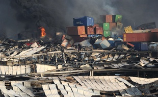 A Tianjin, plusieurs incendies n'étaient pas encore totalement éteints, le 13 août 2015, 36 heures après l'explosion qui a fait 50 morts.