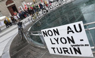 Une manifestation d'opposants au projet Lyon-Turin, le 11 juillet 2014 à Chambéry