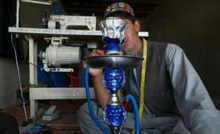 Un jeune homme sorti de l'esclavage sexuel des talibans pour infiltrer la police à Tarin Kot en Afghanistan, le 27 avril 2016