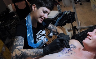 Euriell, après avoir longuement discuté avec sa tatoueuse Odji a choisi de se faire tatouer un cheval/poisson sur le sein.