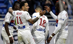 Memphis Depay est félicité par Bertrand Traoré, Nabil Fekir et Tanguy Ndombele après son but, samedi face à Amiens (3-0). PHILIPPE DESMAZES