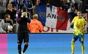 Hugo Lloris en détresse après une erreur qui coûte la défaite à l'équipe de France en Suède (2-1), le 9 juin 2017.