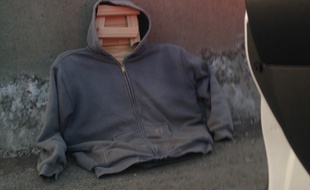 Il faisait du covoiturage avec un mannequin en bois sur le siège passager.
